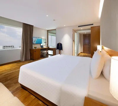 Elegant Corner Suite – Après-midi gratuit quotidien et minibar — Harmony Saigon Hotel & Spa